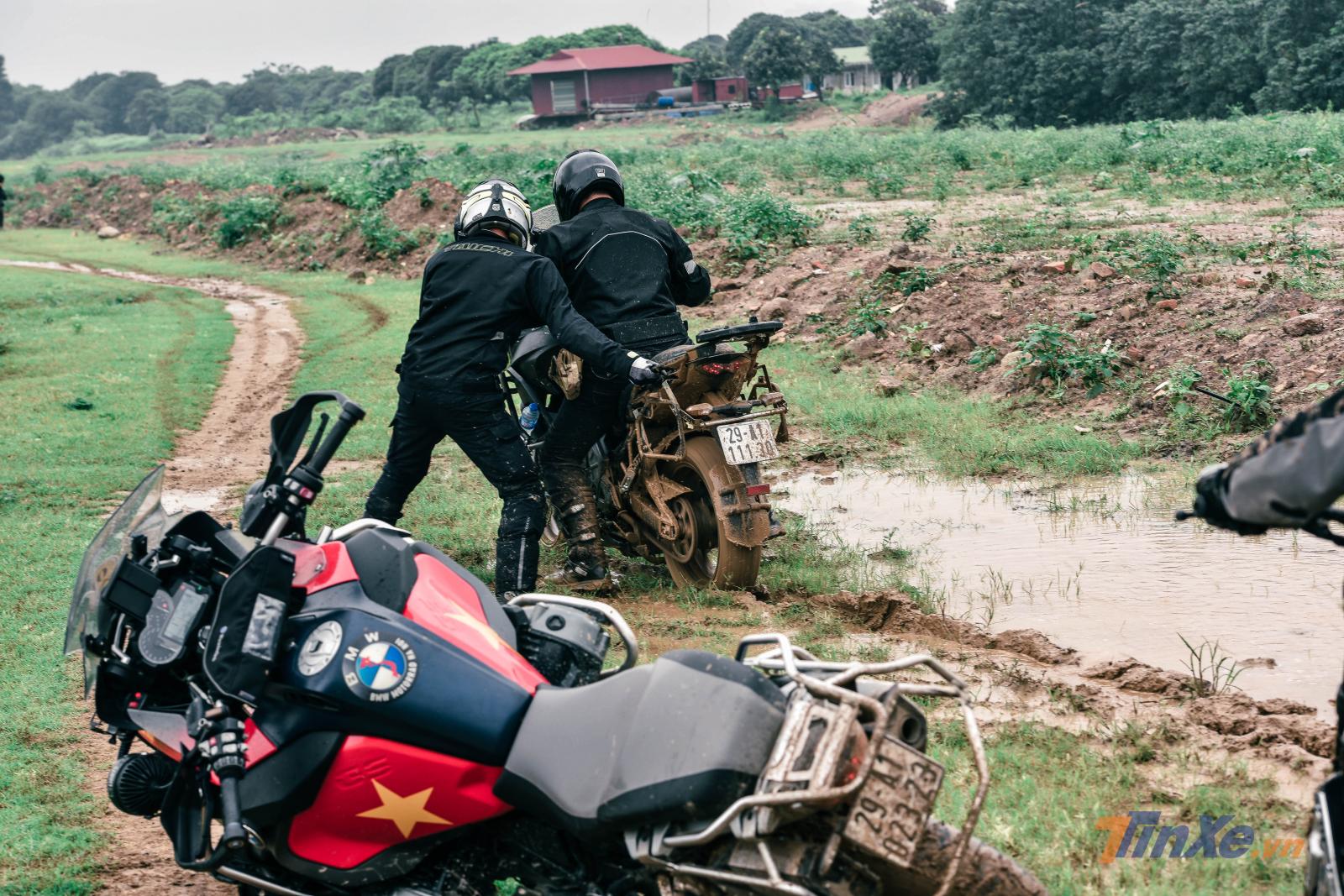 Được tổ chức đúng vào tuần mưa tại Hà Nội nên quãng đường trải nghiệm và luyện tập trở nên đầy thử thách do trơn trượt