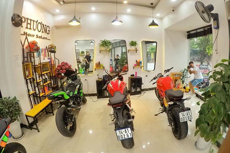 Những chiếc xe phân khối lớn mang biển số Quảng Ninh nổi bật bên trong cửa hàng