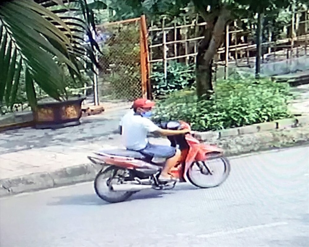 Tuấn thường dùng xe máy để đi rình rập các ngôi biệt thự có ô tô hạng sang đỗ bên ngoài Tuấn thường dùng xe máy để đi rình rập các ngôi biệt thự có ô tô hạng sang đỗ bên ngoài