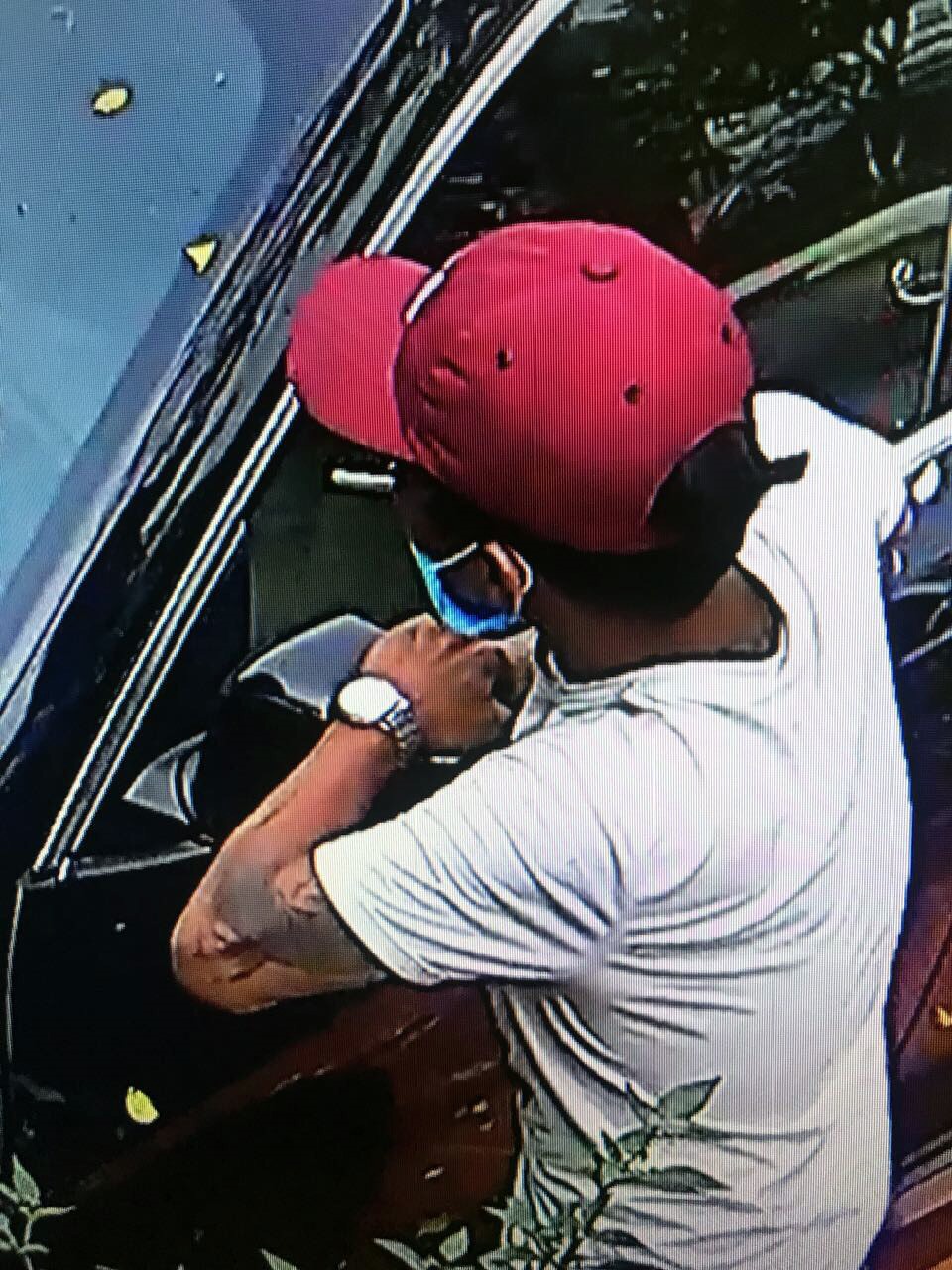 Tên trộm thực hiện hành vi bẻ gương của một chiếc ô tô hạng sang Tên trộm thực hiện hành vi bẻ gương của một chiếc ô tô hạng sang