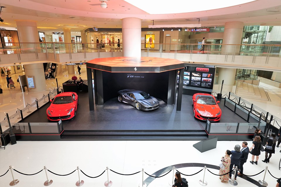 Ferrari F8 Tributo nằm chính giữa cùng với Ferrari 812 Superfast và siêu xe mui trần Ferrari Portofino Ferrari F8 Tributo nằm chính giữa cùng với Ferrari 812 Superfast và siêu xe mui trần Ferrari Portofino