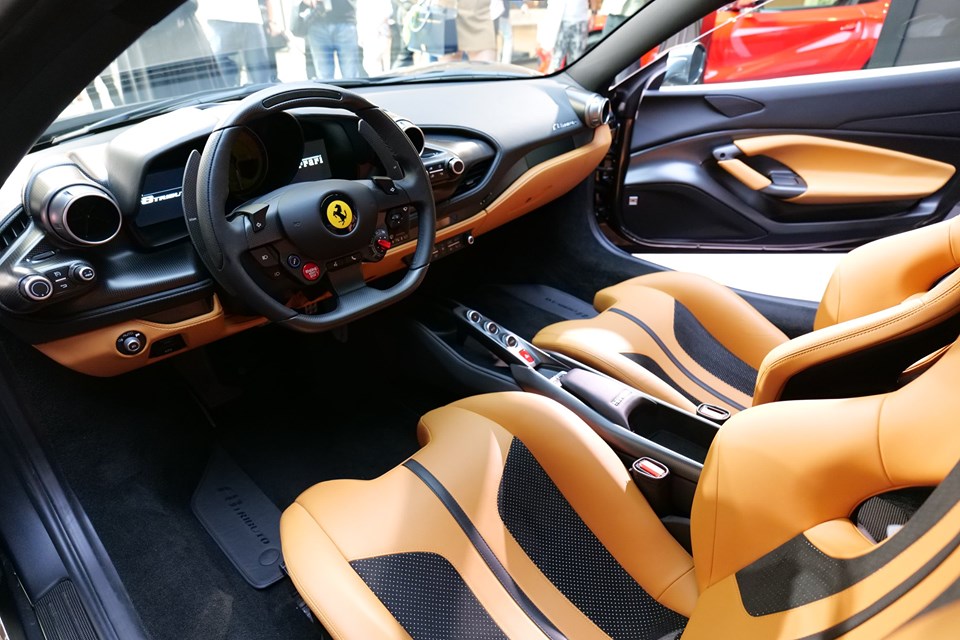 Nội thất siêu xe Ferrari F8 Tributo ra mắt tại Hồng Kông Nội thất siêu xe Ferrari F8 Tributo ra mắt tại Hồng Kông