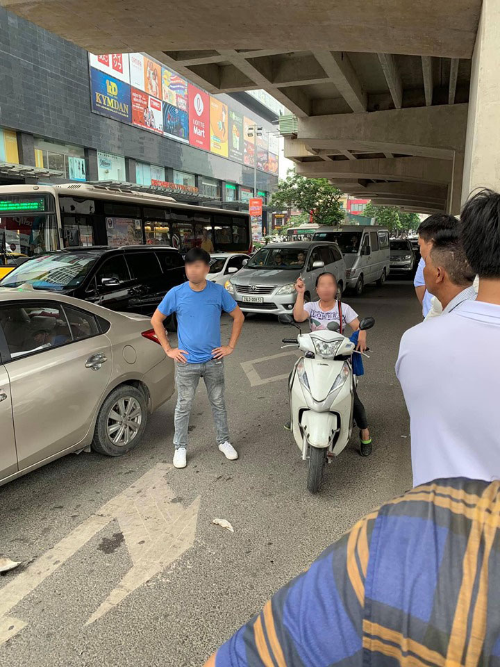 2 người điều khiển phương tiện đứng giữa đường để giải quyết mâu thuẫn 2 người điều khiển phương tiện đứng giữa đường để giải quyết mâu thuẫn