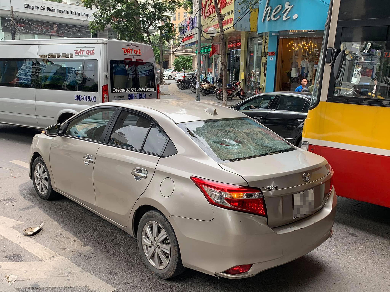 Chiếc Toyota Vios bị ném gạch vỡ kính chắn gió sau Chiếc Toyota Vios bị ném gạch vỡ kính chắn gió sau