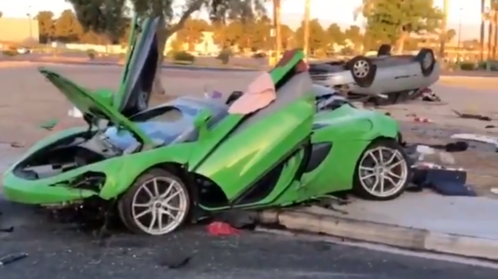 Hai chiếc siêu xe McLaren 570S và Toyota Camry tại hiện trường vụ tai nạn Hai chiếc siêu xe McLaren 570S và Toyota Camry tại hiện trường vụ tai nạn