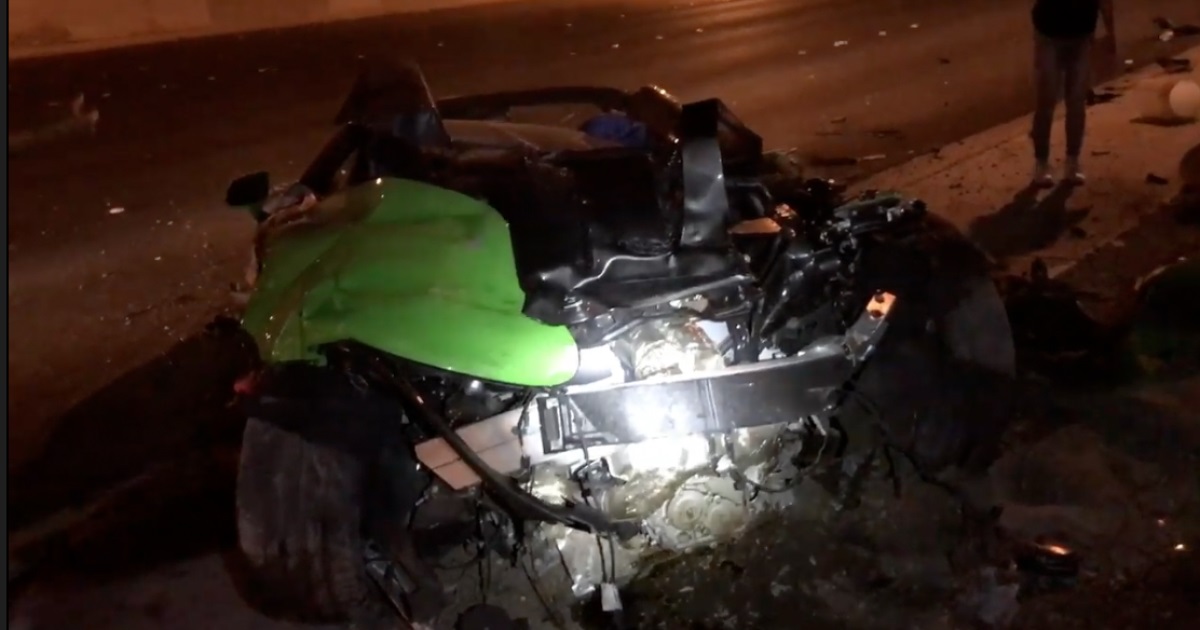 Chiếc siêu xe McLaren 570S bị vỡ nát cả đầu lẫn đuôi xe Chiếc siêu xe McLaren 570S bị vỡ nát cả đầu lẫn đuôi xe