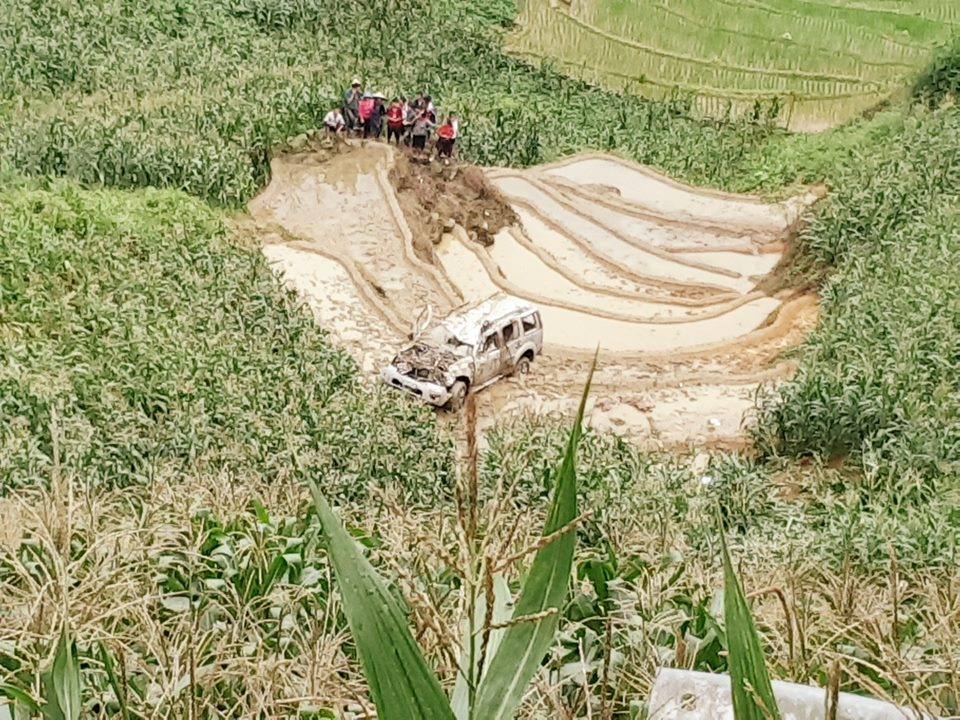 Chiếc ô tô 7 chỗ bị hư hỏng nặng sau vụ tai nạn Chiếc ô tô 7 chỗ bị hư hỏng nặng sau vụ tai nạn