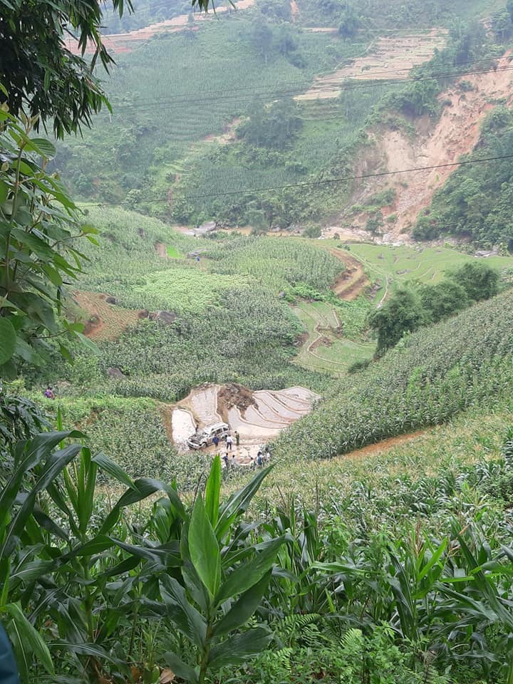 Hiện trường vụ tai nạn nghiêm trọng tại huyện Sa Pa vào trưa nay Hiện trường vụ tai nạn nghiêm trọng tại huyện Sa Pa vào trưa nay