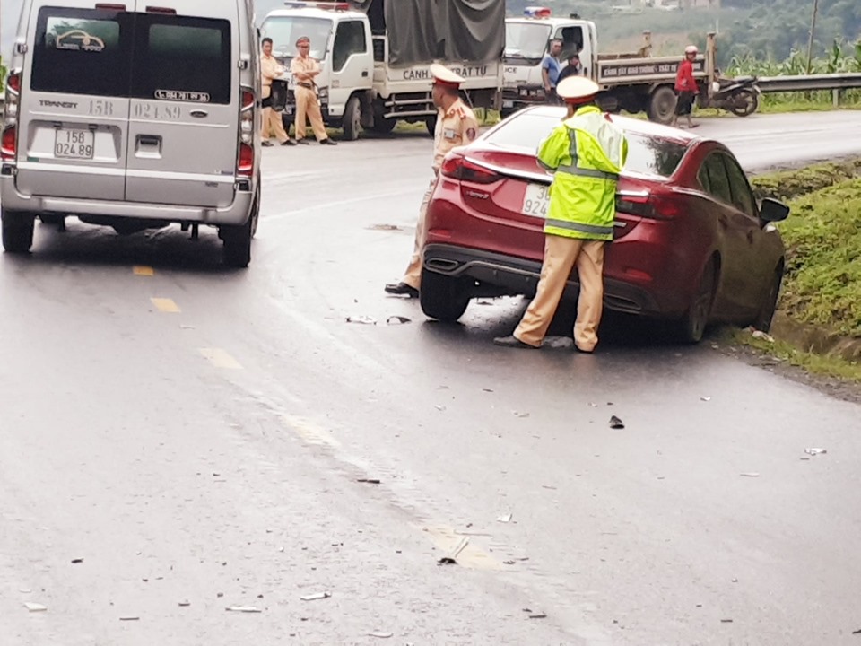 Lực lượng chức năng có mặt tại hiện trường vụ tai nạn Lực lượng chức năng có mặt tại hiện trường vụ tai nạn