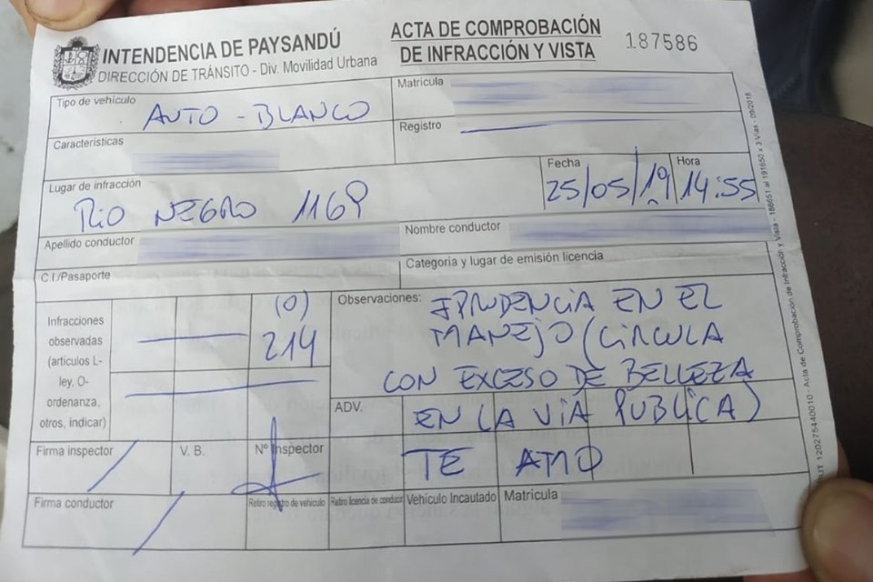 Hình ảnh chụp tờ vé phạt mà cô gái nhận từ cảnh sát giao thông Hình ảnh chụp tờ vé phạt mà cô gái nhận từ cảnh sát giao thông