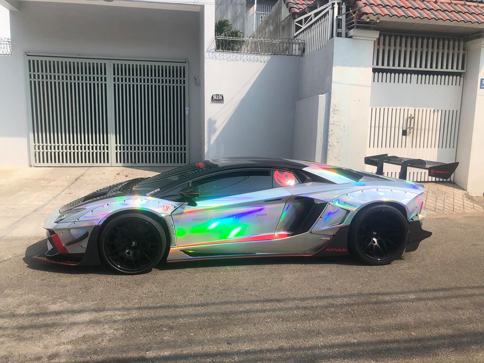 Lamborghini Aventador Limited Edition 50 Liberty Walk lúc còn dán màu crôm tán sắc Lamborghini Aventador Limited Edition 50 Liberty Walk lúc còn dán màu crôm tán sắc