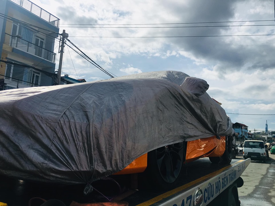 Chiếc siêu xe McLaren 720S màu cam nằm trên xe chuyên dụng đến trạm đăng kiểm quận 7 vào chiều 6/6/2019