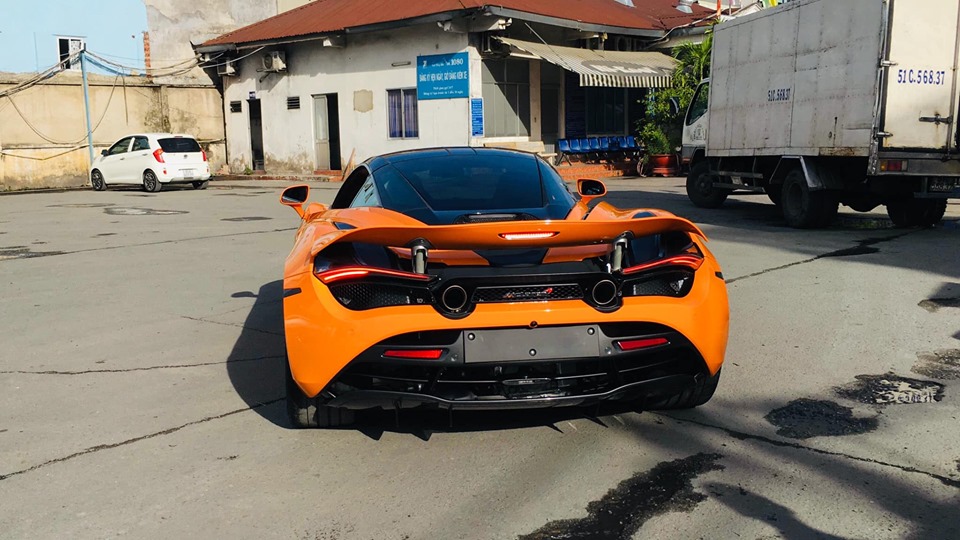 Chiếc McLaren 720S màu cam này được đưa về nước khá kín tiếng và thuộc sở hữu của một người trong ban tổ chức hành trình siêu xe lớn nhất Việt Nam