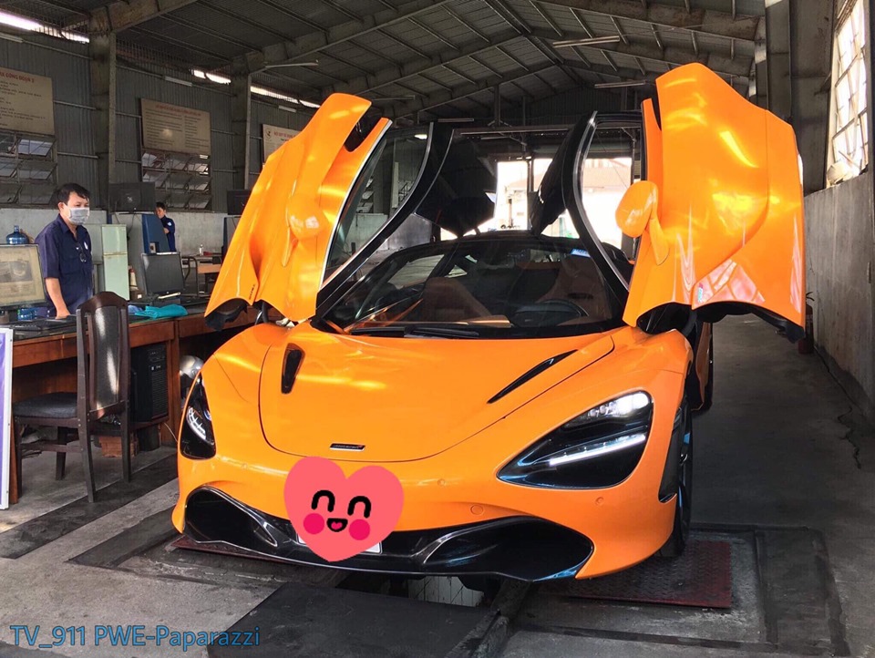 Siêu xe McLaren 720S màu cam trong trạm đăng kiểm