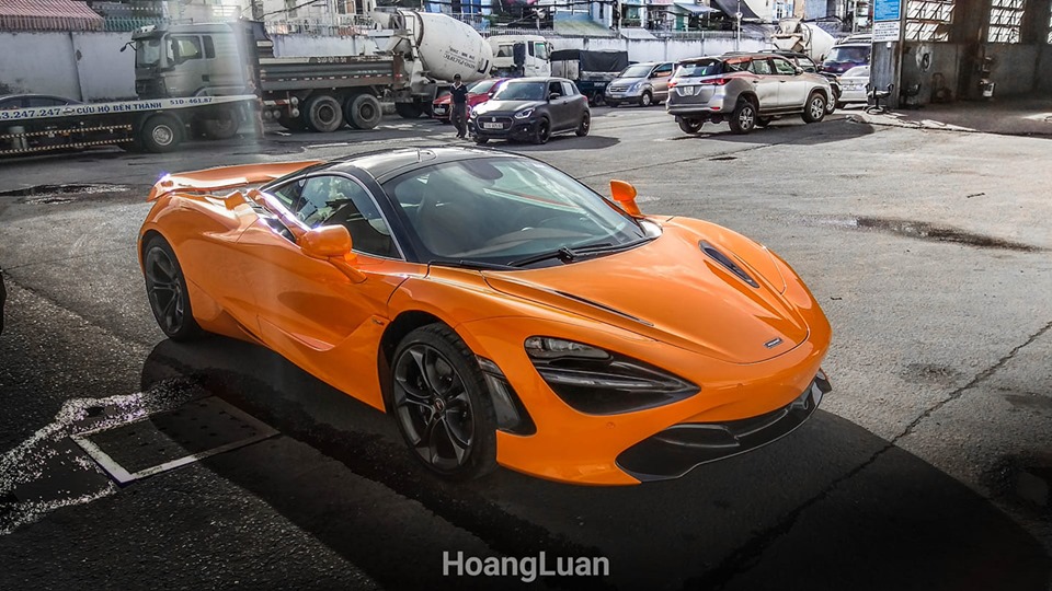 Chiếc xe nhanh chóng được đưa xuống mặt đường để chuẩn bị đăng kiểm