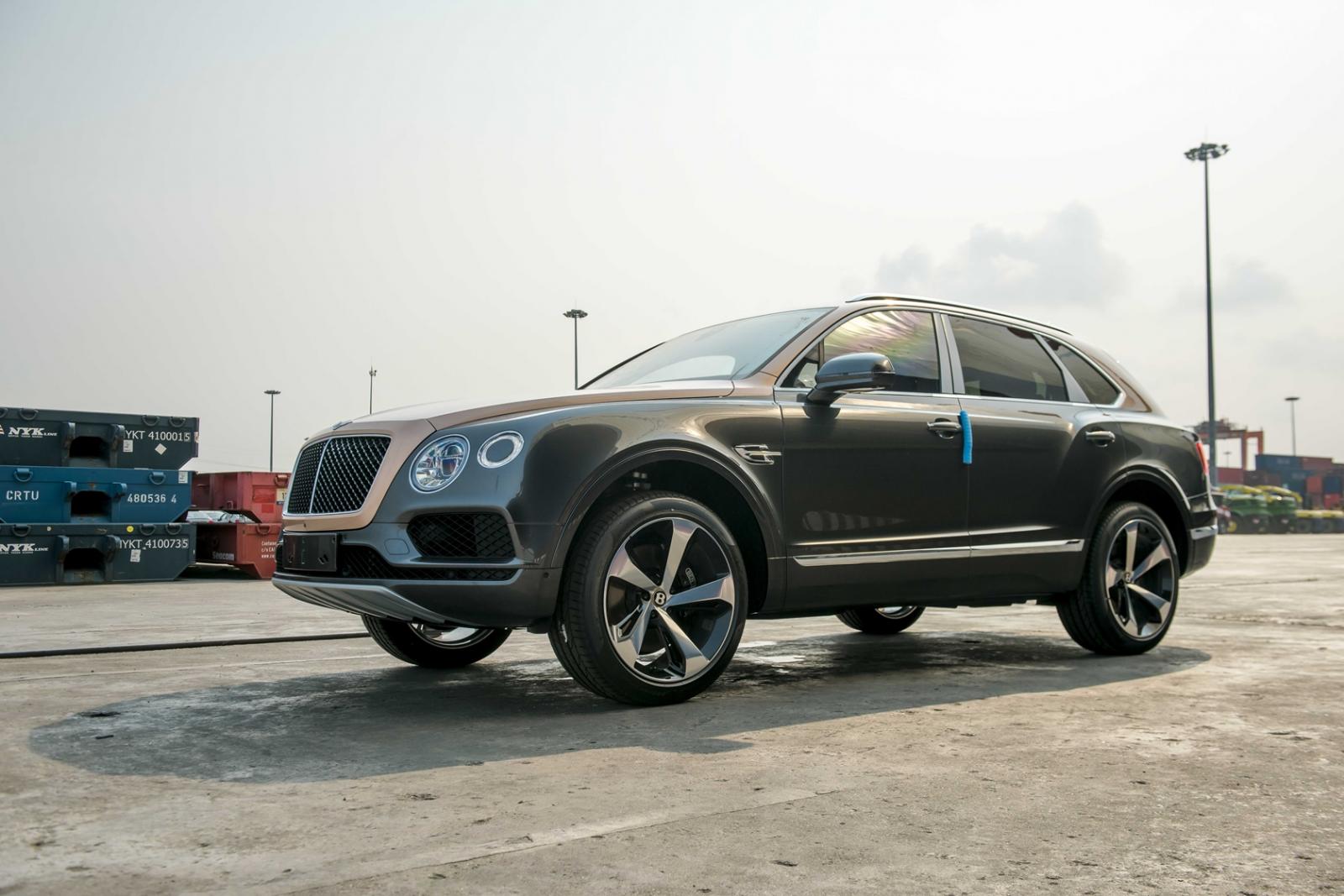 Bentayga V8 còn là mẫu xe được trang bị đĩa phanh trước lớn nhất thế giới từ trước đến nay với đường kính lên đến 440 mm Bentayga V8 còn là mẫu xe được trang bị đĩa phanh trước lớn nhất thế giới từ trước đến nay với đường kính lên đến 440 mm
