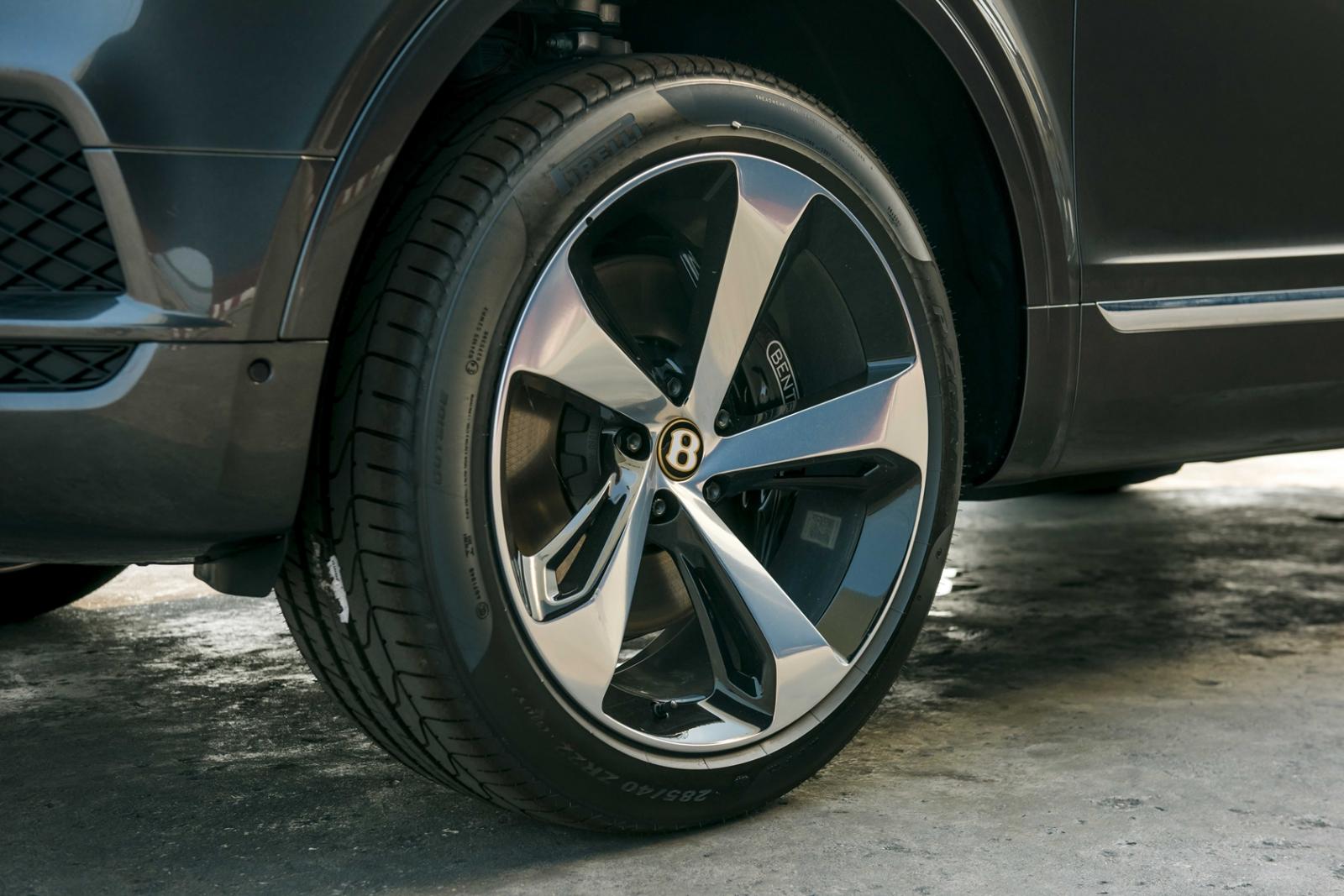 Đây là màu sắc được hãng Bentley thiết kế riêng cho những mẫu xe được đặt hàng và sản xuất từ tháng 10/2018 đến hết 10/2019 để kỷ niệm cột mốc đáng nhớ sinh nhật thứ 100 của Bentley Đây là màu sắc được hãng Bentley thiết kế riêng cho những mẫu xe được đặt hàng và sản xuất từ tháng 10/2018 đến hết 10/2019 để kỷ niệm cột mốc đáng nhớ sinh nhật thứ 100 của Bentley