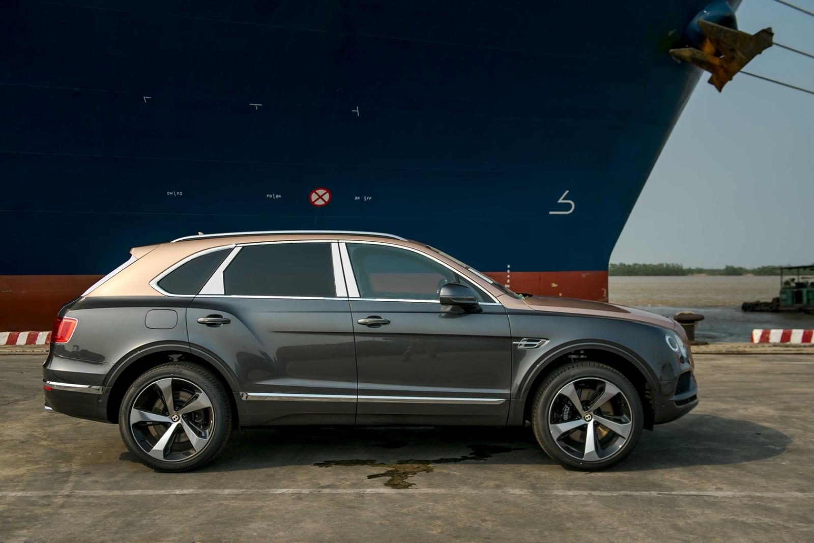 Ở ngoại hình chiếc SUV siêu sang Bentley Bentayga V8 đầu tiên có mặt tại Việt Nam được sơn 2 tông màu Rose Gold Over Magnetic rất cá tính Ở ngoại hình chiếc SUV siêu sang Bentley Bentayga V8 đầu tiên có mặt tại Việt Nam được sơn 2 tông màu Rose Gold Over Magnetic rất cá tính