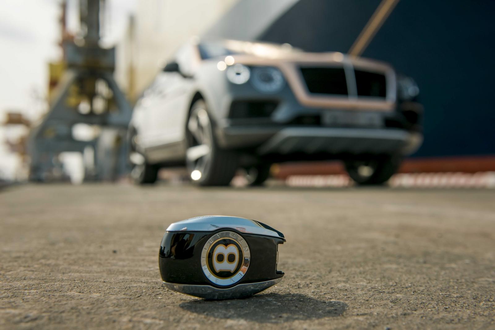 Chìa khoá của chiếc Bentley Bentayga V8 phiên bản kỷ niệm 100 năm đầu tiên về Việt Nam cũng có viền vàng Century Gold Chìa khoá của chiếc Bentley Bentayga V8 phiên bản kỷ niệm 100 năm đầu tiên về Việt Nam cũng có viền vàng Century Gold