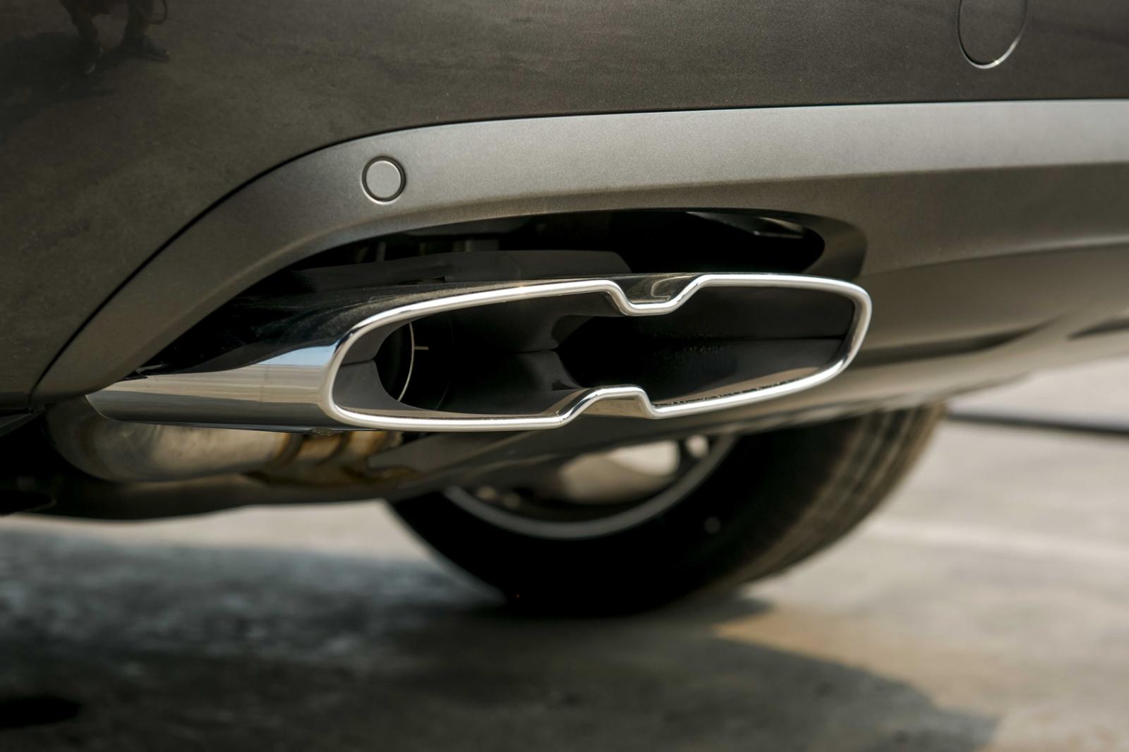 Ống xả của Bentley Bentayga V8 thiết kế khác biệt so với bản W12 Ống xả của Bentley Bentayga V8 thiết kế khác biệt so với bản W12