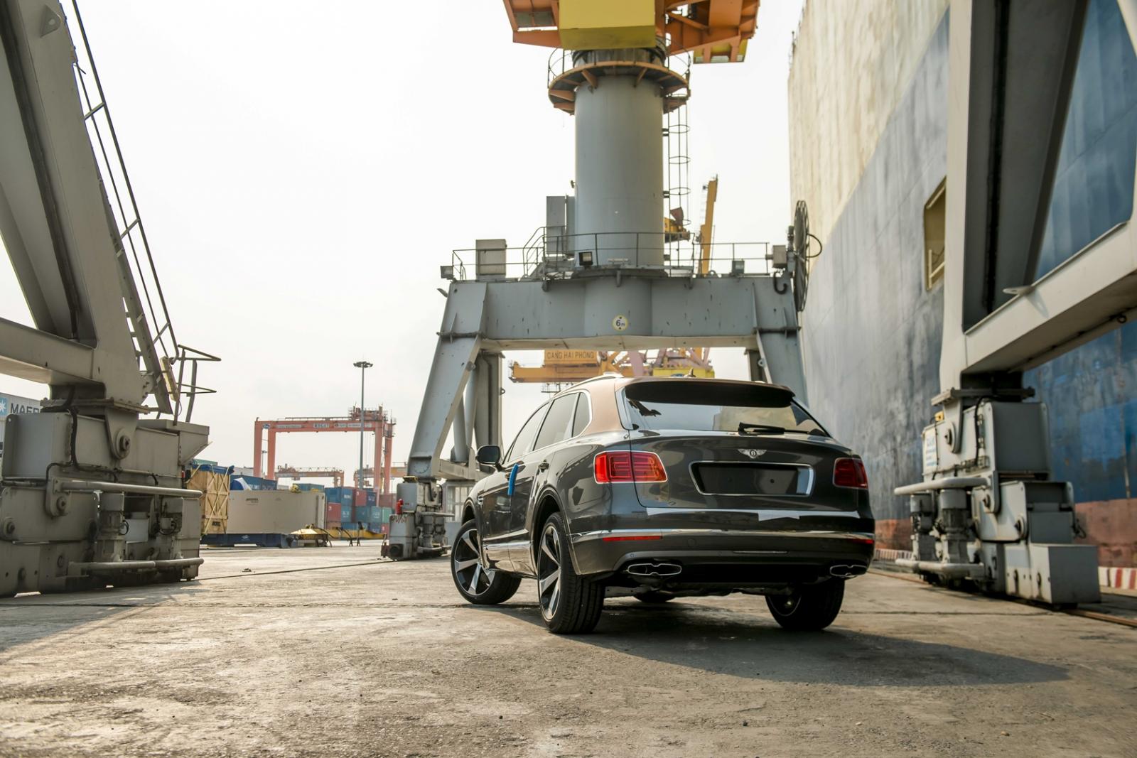 nửa thân dưới của chiếc SUV siêu sang Bentley Bentayga V8 phiên bản kỷ niệm 100 năm được hoàn thành với màu sơn xám Magnetic nửa thân dưới của chiếc SUV siêu sang Bentley Bentayga V8 phiên bản kỷ niệm 100 năm được hoàn thành với màu sơn xám Magnetic