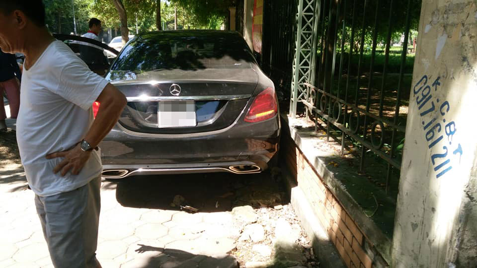 Chiếc Mercedes-Benz C-Class lao lên vỉa hè và va quệt với tường bao bên ngoài công viên Cầu Giấy