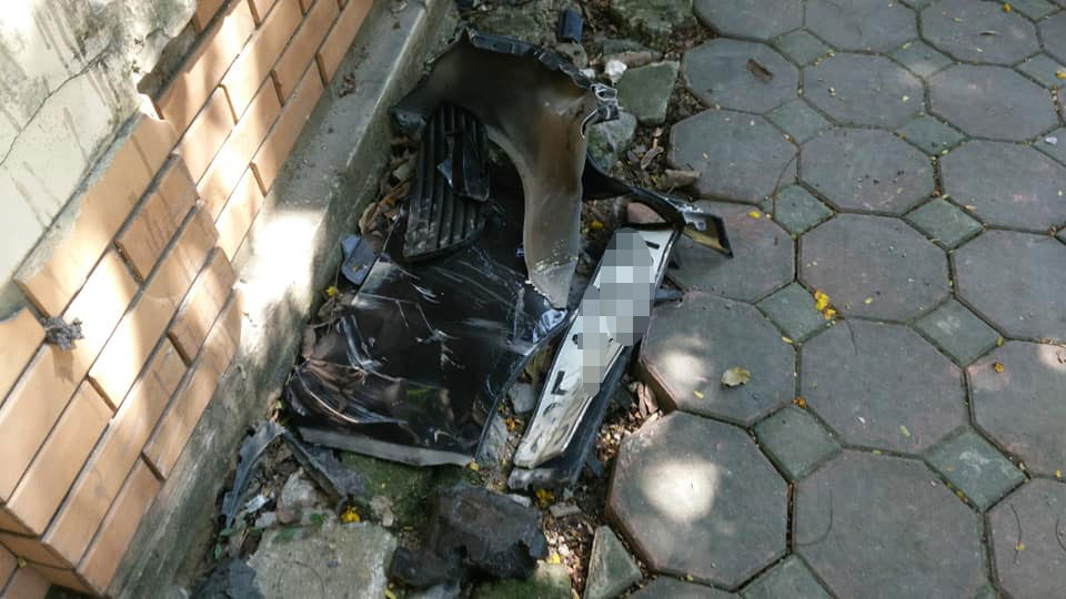 Các mảnh vỡ của chiếc Mercedes-Benz C-Class tại hiện trường