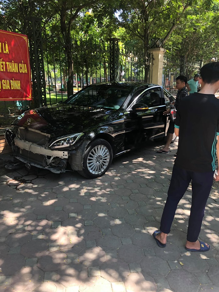 Chiếc ô tô hạng sang Mercedes-Benz C-Class bị vỡ đầu xe sau cú va chạm