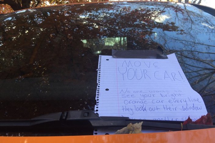 Tờ giấy yêu cầu anh Korey đỗ xe ra chỗ khác