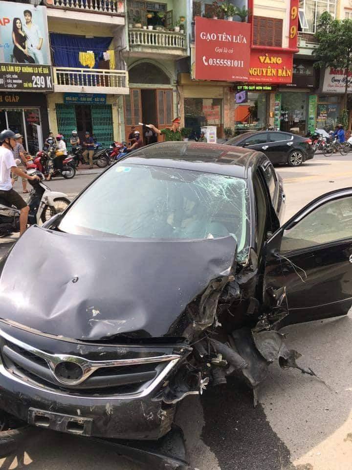 Chiếc Toyota Corolla Altis bị hỏng khá nặng sau vụ tai nạn