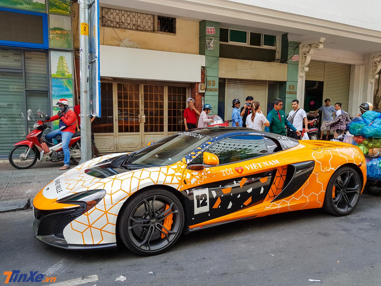 Logo Car Passion trên kính chắn gió và bên hông mui. Ngoài ra còn có dòng chữ Tôi Yêu Việt Nam bên 2 thành cửa