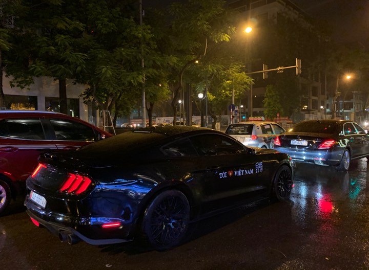 Ford Mustang GT đời 2019 xuất hiện trên đường phố Hà Nội với logo của Car Passion 2019