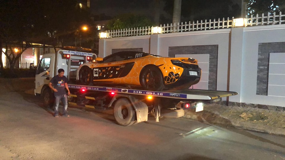 Siêu xe McLaren 650S Spider mang bộ áo của McLaren Senna GTR đã được chủ nhân cho lên xe cứu hộ và vận chuyển ra Hà Nội trong đêm qua