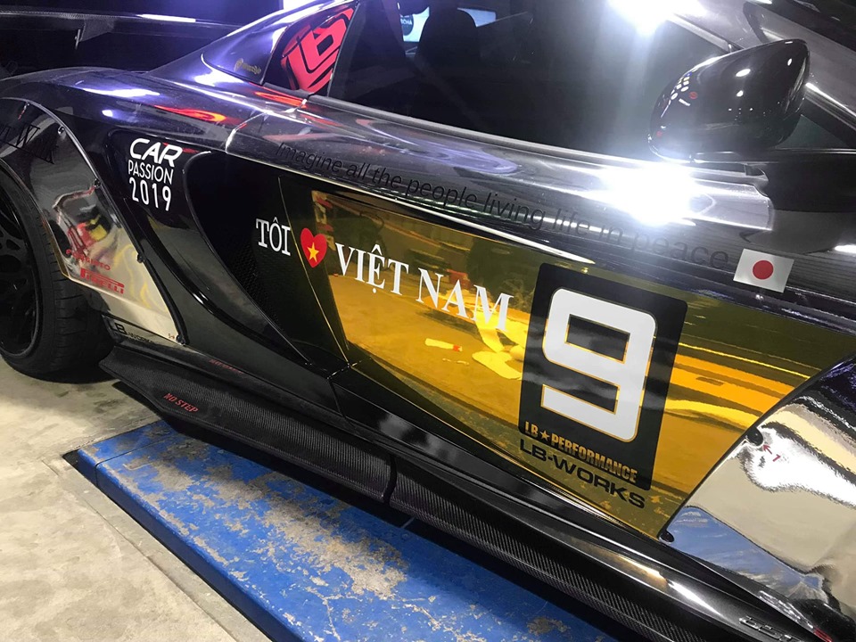 Bộ body kit Liberty Walk kết hợp cùng thông điệp và logo của hành trình siêu xe lớn nhất Việt Nam trên chiếc McLaren 650S Spider của Dương Kon