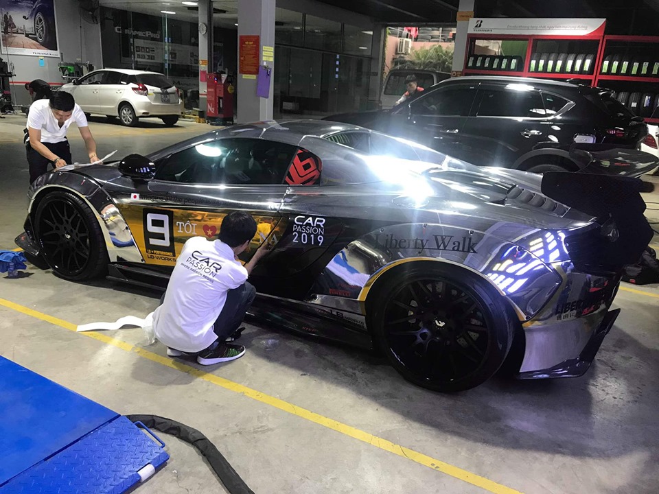 Chiếc xe của chồng siêu mẫu Ngọc Thạch đã được thợ lên đề-can hành trình siêu xe Car Passion 2019 trong tối nay