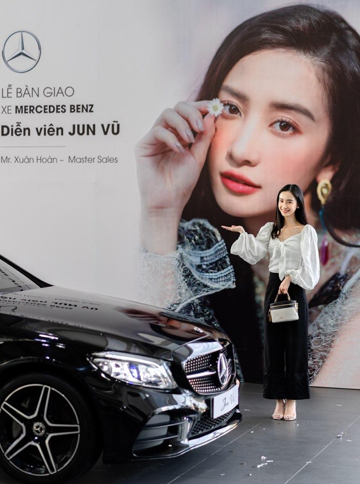 Chiếc Mercedes-Benz C300 AMG 2019 của Jun Vũ được sơn màu đen bóng