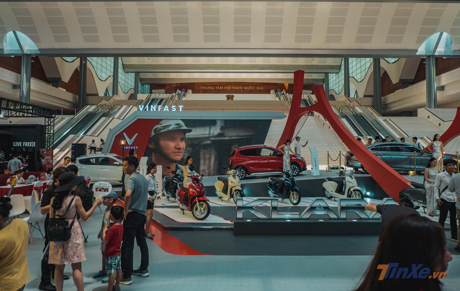 Gian hàng lớn nhất bên trong triển lãm là của Vinfast, vị trí này từng là của Ducati vào năm ngoái. Lần này, Vinfast mang tới mẫu xe máy điện Klara quen thuộc cùng với Vinfast Fadil, Vinfast LUX A...