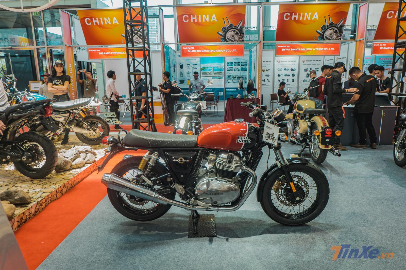 Bên cạnh đó, Royal Enfield cũng sở hữu cho mình một không gian riêng với sự xuất hiện của cặp song sinh 650 Twins đầy thu hút. Những chiếc xe được bán tại triển lãm sẽ kèm theo Voucher trị giá 2 triệu đồng.