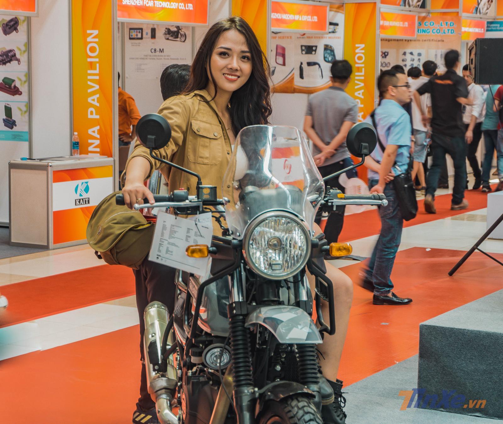 Duyên dáng bên mẫu xe đậm chất bụi bặm Royal Enfield Himalayan