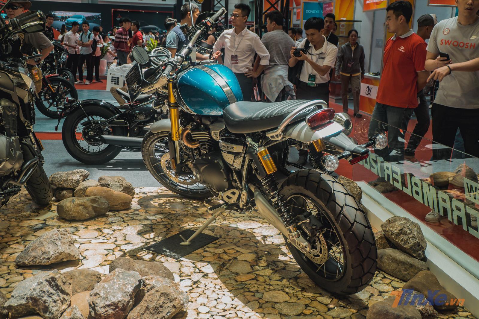 Chiếc xe được đặt tại vị trí nổi bật nhất của gian hàng Triumph thuộc phiên bản XE dùng phuộc Ohlins có hành trình dài hơn là 250 mm. Ở phía sau là cặp giảm xóc lò xo trụ với hành trình 200 mm và 250 mm, tương ứng với bản XC và XE. Do khác nhau về hành trình giảm xóc mà chiều cao yên của XC và XE cũng khác nhau, lần lượt ở mức 840 mm và 870 mm.