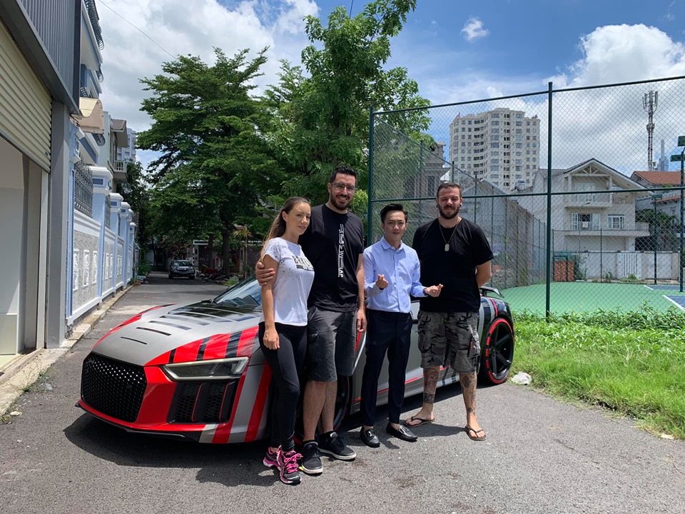 Cường Đô-la và đội ngũ nước ngoài thực hiện dán đổi màu sơn cho siêu xe Audi R8 V10 Plus