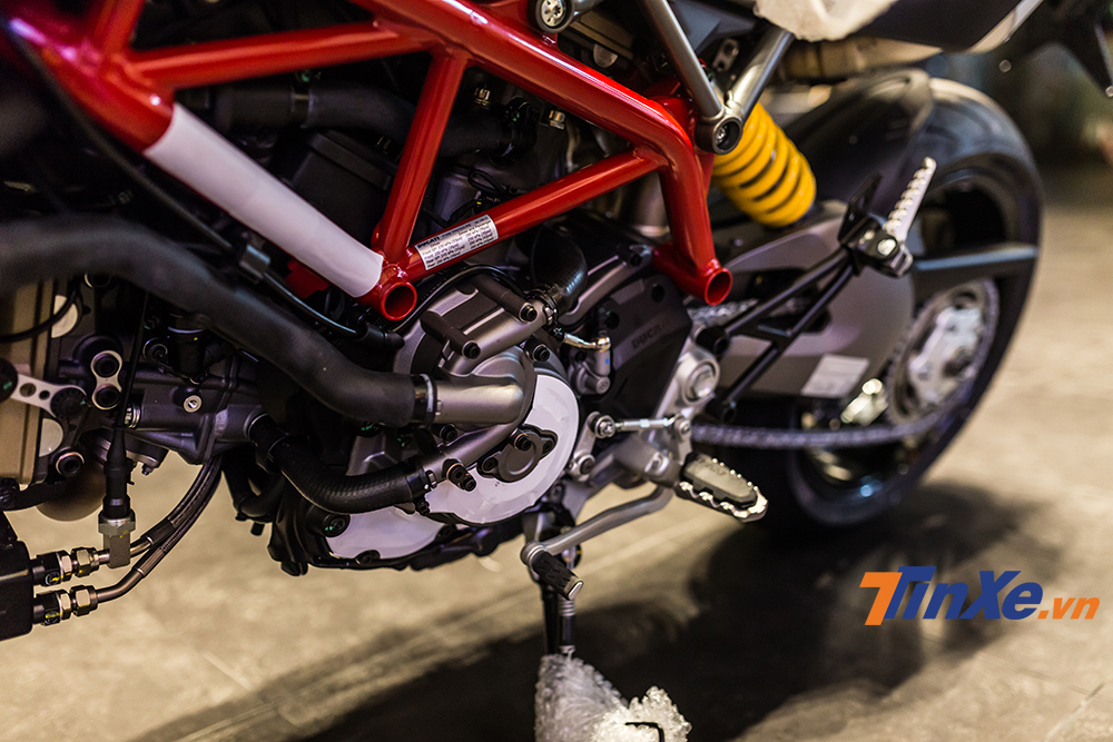 Khối động cơ L-Twin Testastretta 11 độ với dung tích 937cc có khả năng sản sinh công suất tối đa 114 mã lực. Khối động cơ L-Twin Testastretta 11 độ với dung tích 937cc có khả năng sản sinh công suất tối đa 114 mã lực.