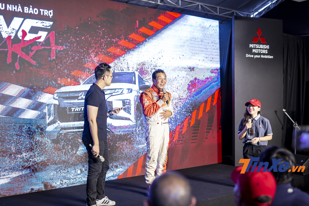 Huyền thoại Dakkar Rally - ông Hiroshi Masuoka - sẽ là cố vấn kỹ thuật hỗ trợ các thành viên đội đua Racing AKA rèn luyện kỹ năng.