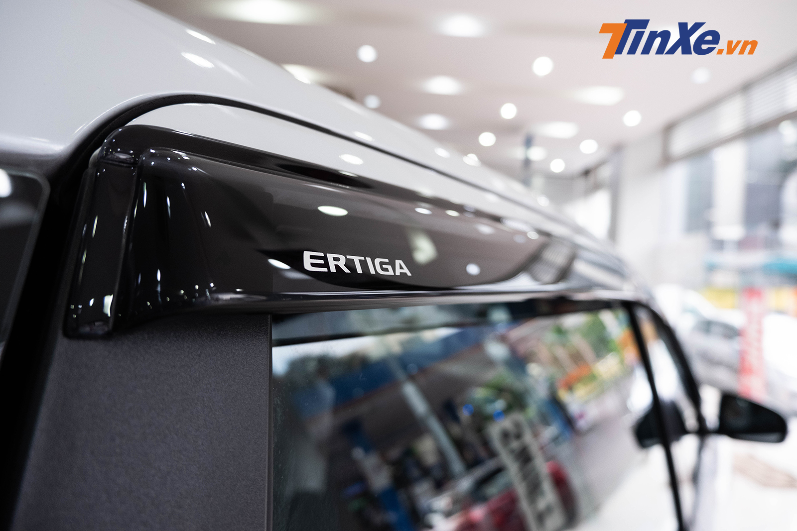 Phần đầu cửa xe được ốp miếng nhựa có logo Ertiga Phần đầu cửa xe được ốp miếng nhựa có logo Ertiga