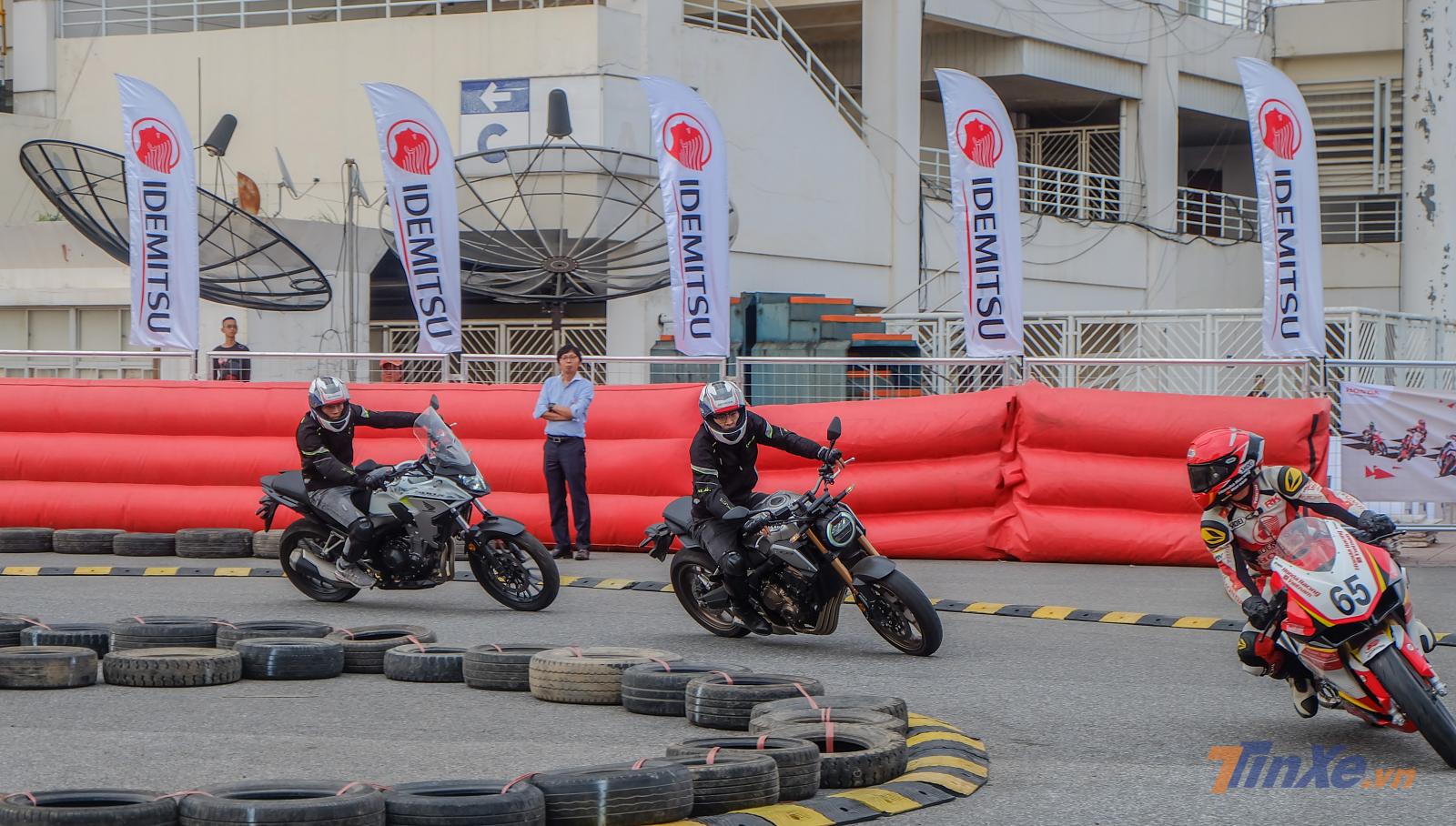 Chiếc xe được đưa ra chạy thử cùng với Honda CBR250RR và Honda CB500X