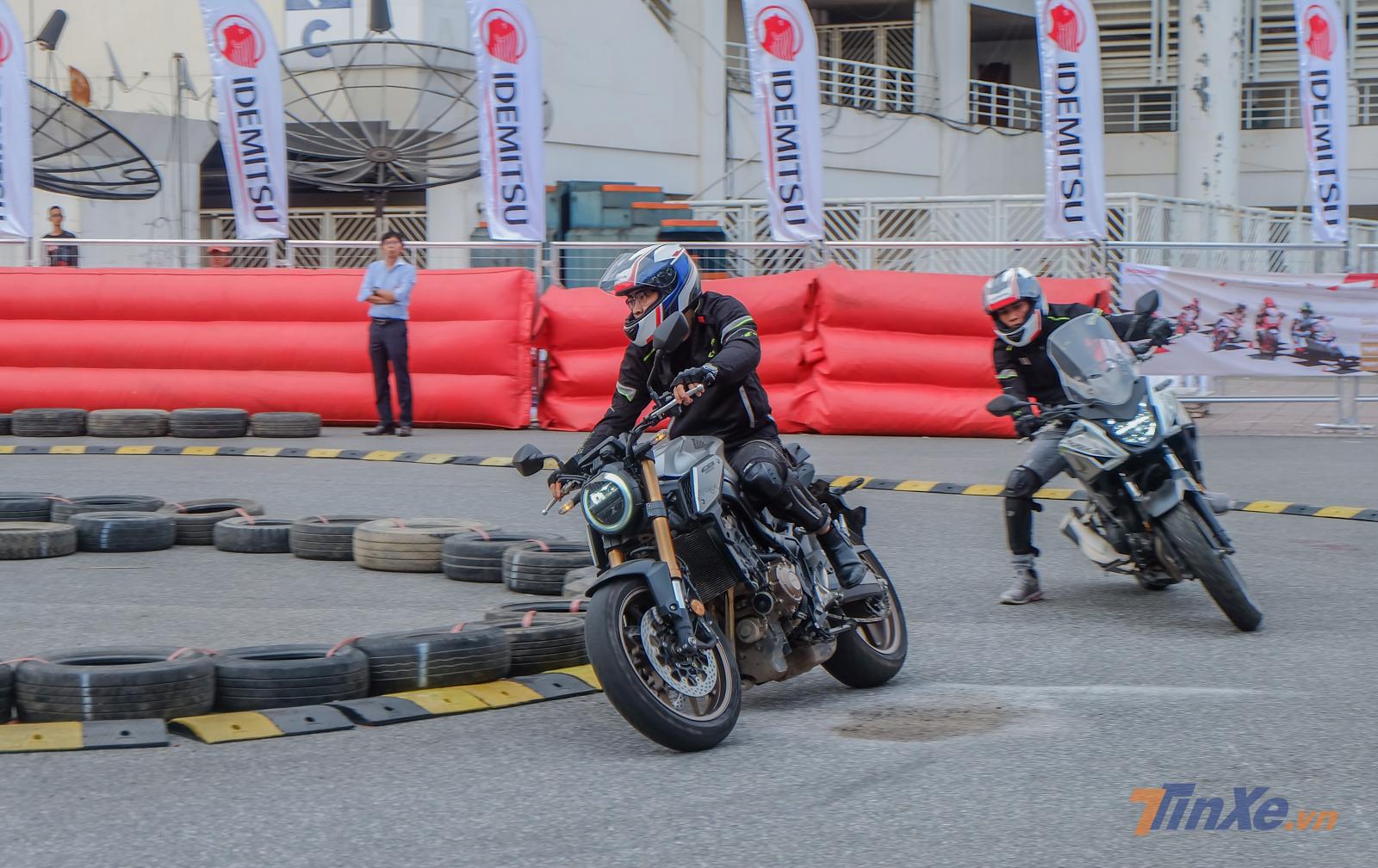 Honda CB650R trên đường chạy thử cùng mẫu Adventure Honda CB500X 2019