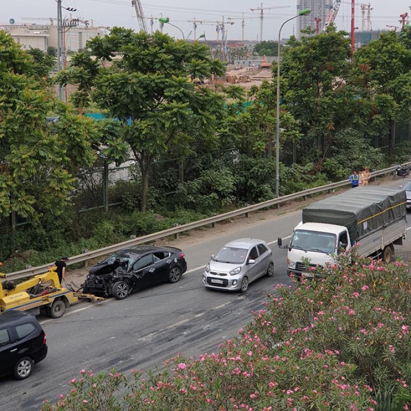 Chiếc ô tô con bị vỡ nát đầu xe sau cú va chạm với dải ta-luy