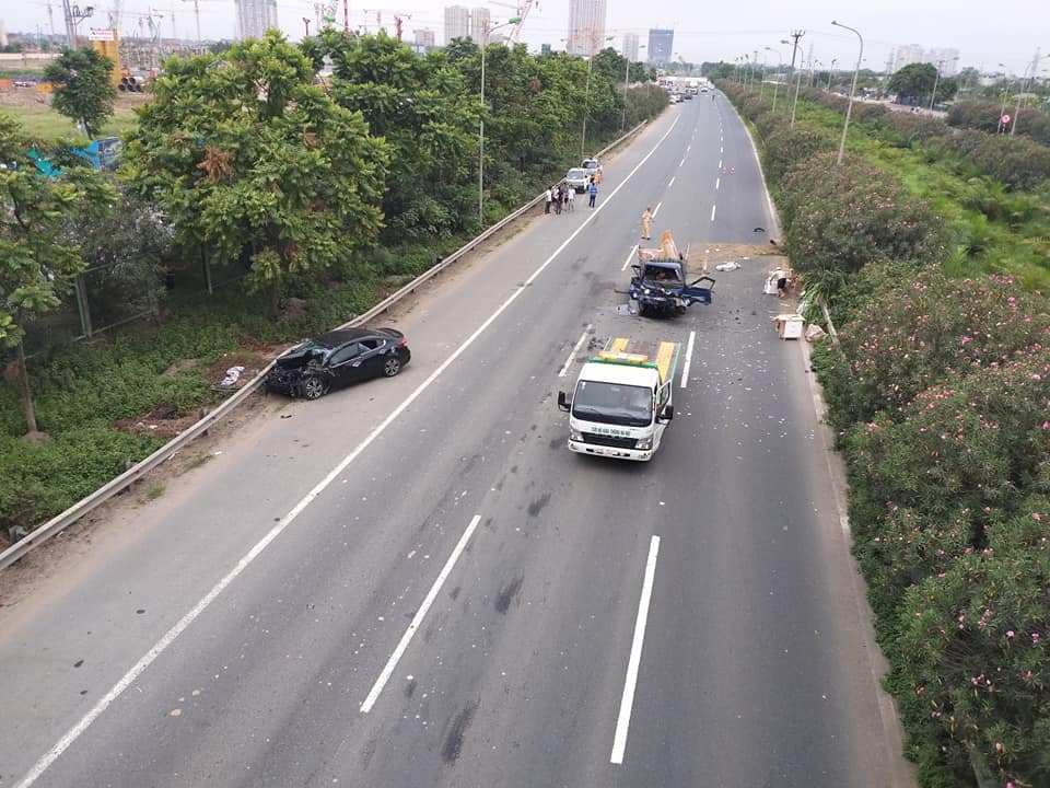 Hiện trường vụ tai nạn trên đại lộ Thăng Long vào sáng sớm nay