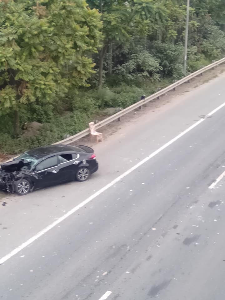 Chiếc ô to con lao vào dải ta-luy bên đường