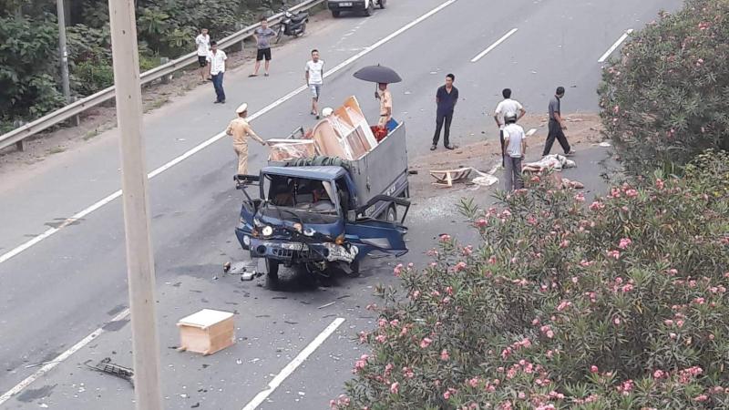 Ô tô tải đâm vào dải phân cách và hư hỏng nặng